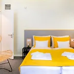 Yacht Club Hotel