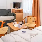Hotel Yacht Club 3*