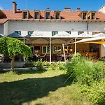 Yacht Club Hotel 3*