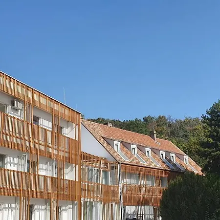 Yacht Club Hotel