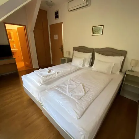 Hotel Yacht Club 3*