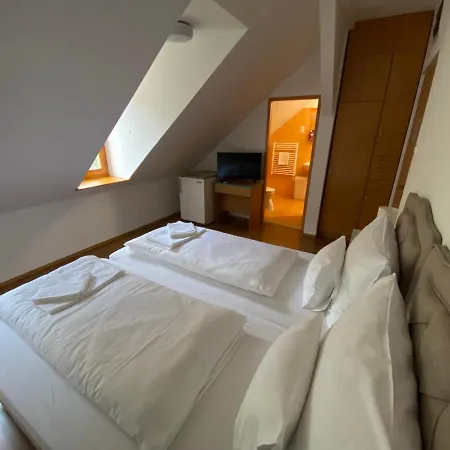Yacht Club Hotel 3*