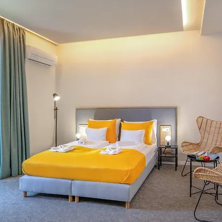 Yacht Club Hotel 3*