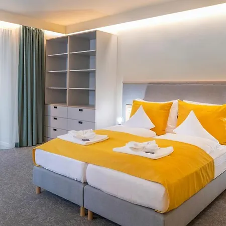Hotel Yacht Club 3*