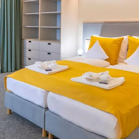Yacht Club Hotel 3*