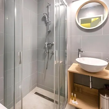 Yacht Club מלון 3*