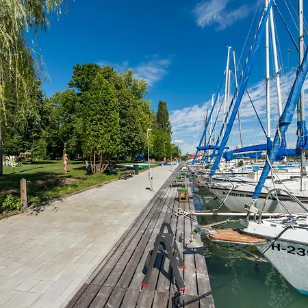 Yacht Club Hotel 3*
