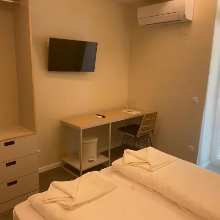 Yacht Club מלון 3*