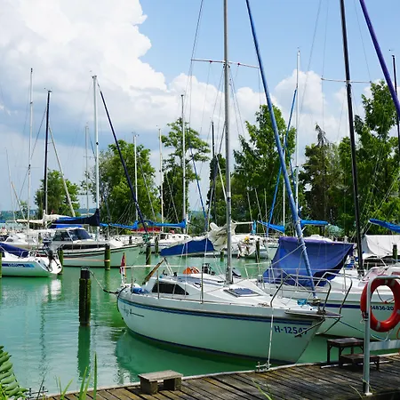 Yacht Club Hotel 3*