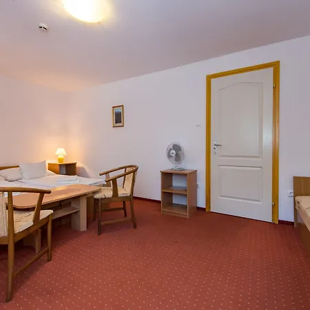 Hotel Yacht Club 3*