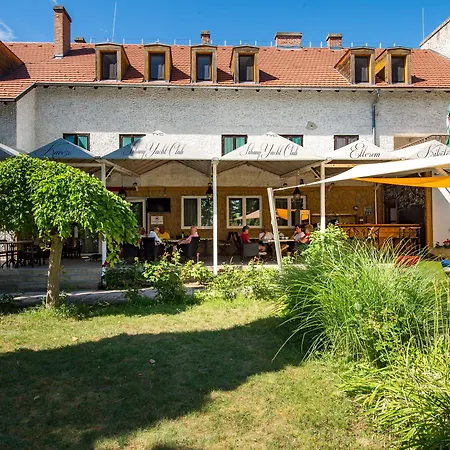 Yacht Club Hotel 3*