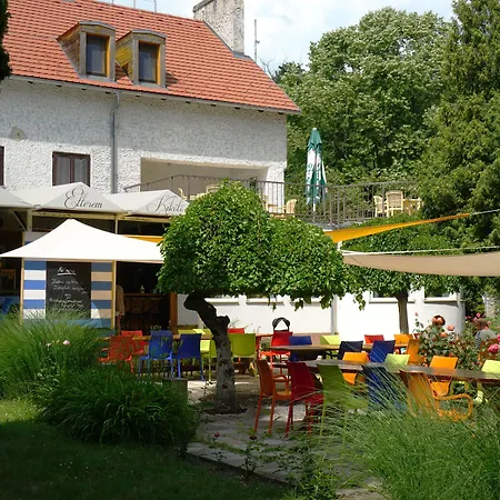 Yacht Club Hotel
