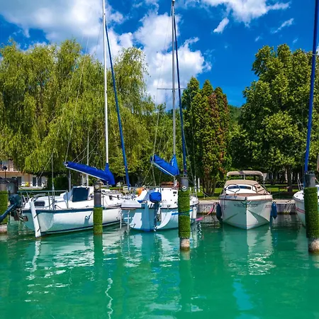 Yacht Club Hotel