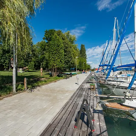 Hotel Yacht Club 3*