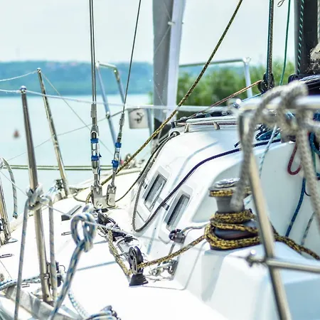 Yacht Club تيهاني