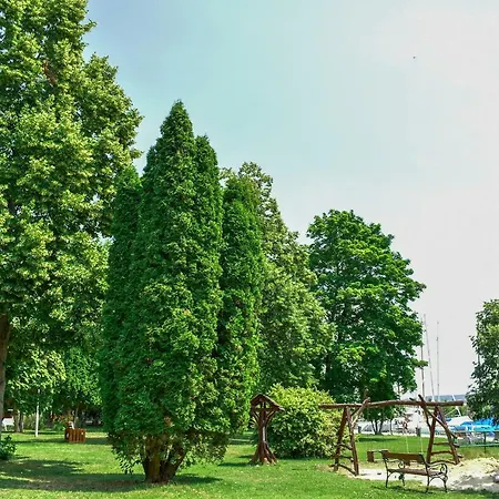 Yacht Club 3*