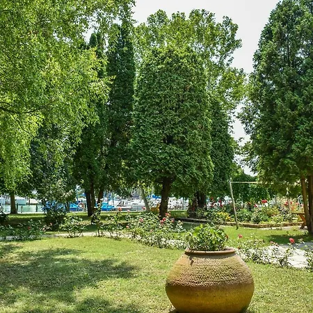 فندق Yacht Club 3*