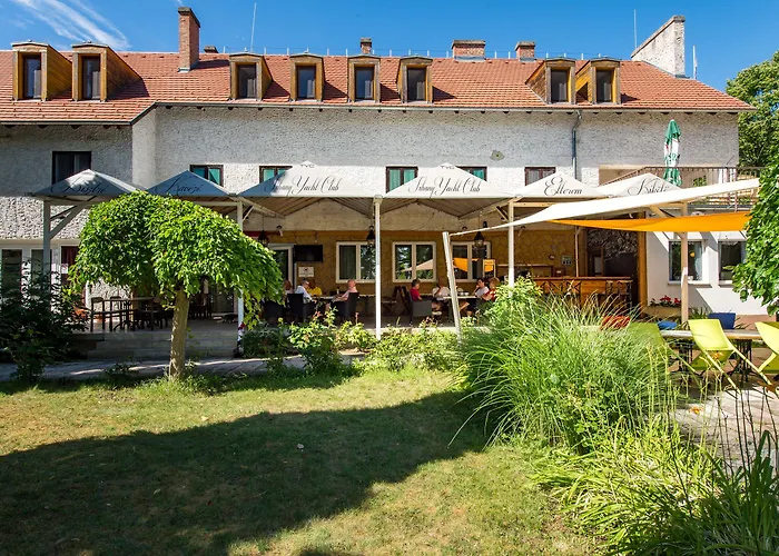 Yacht Club Hotel 3*